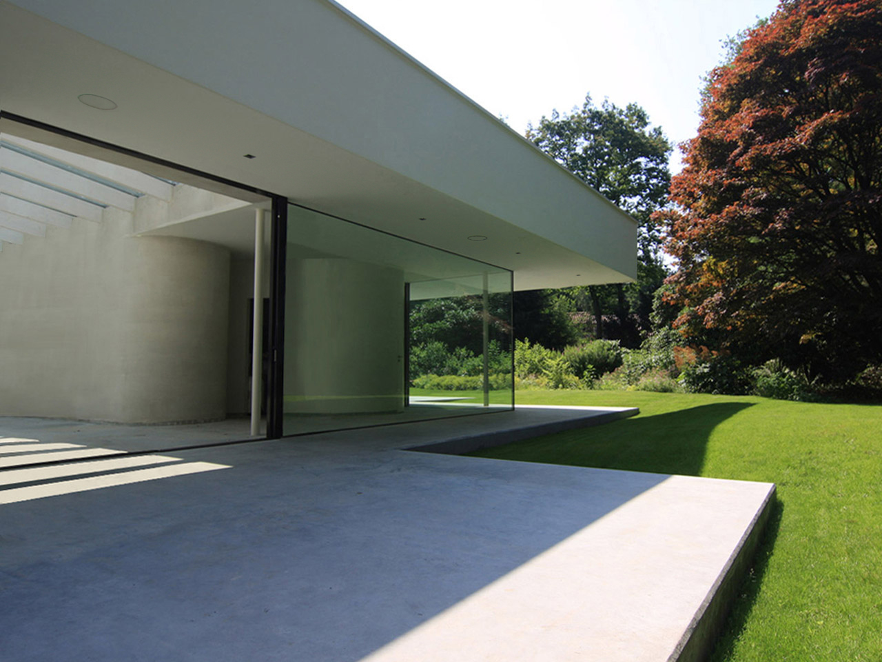 The frameless glass details were designed in cooperation with a glass specialist