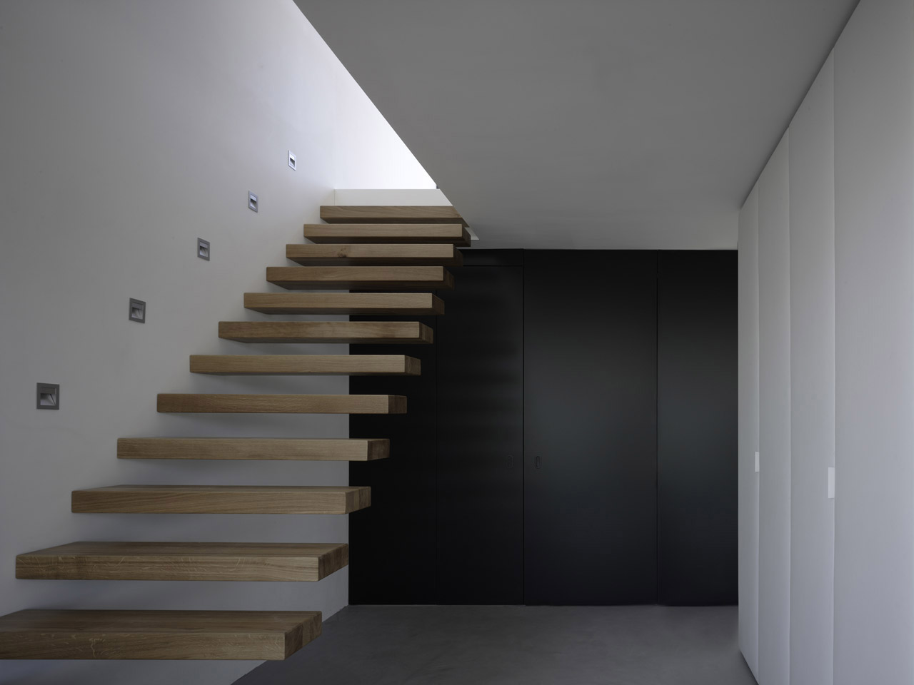 The entrance with integrated closets and floating staircase The entrance with integrated closets and floating staircase