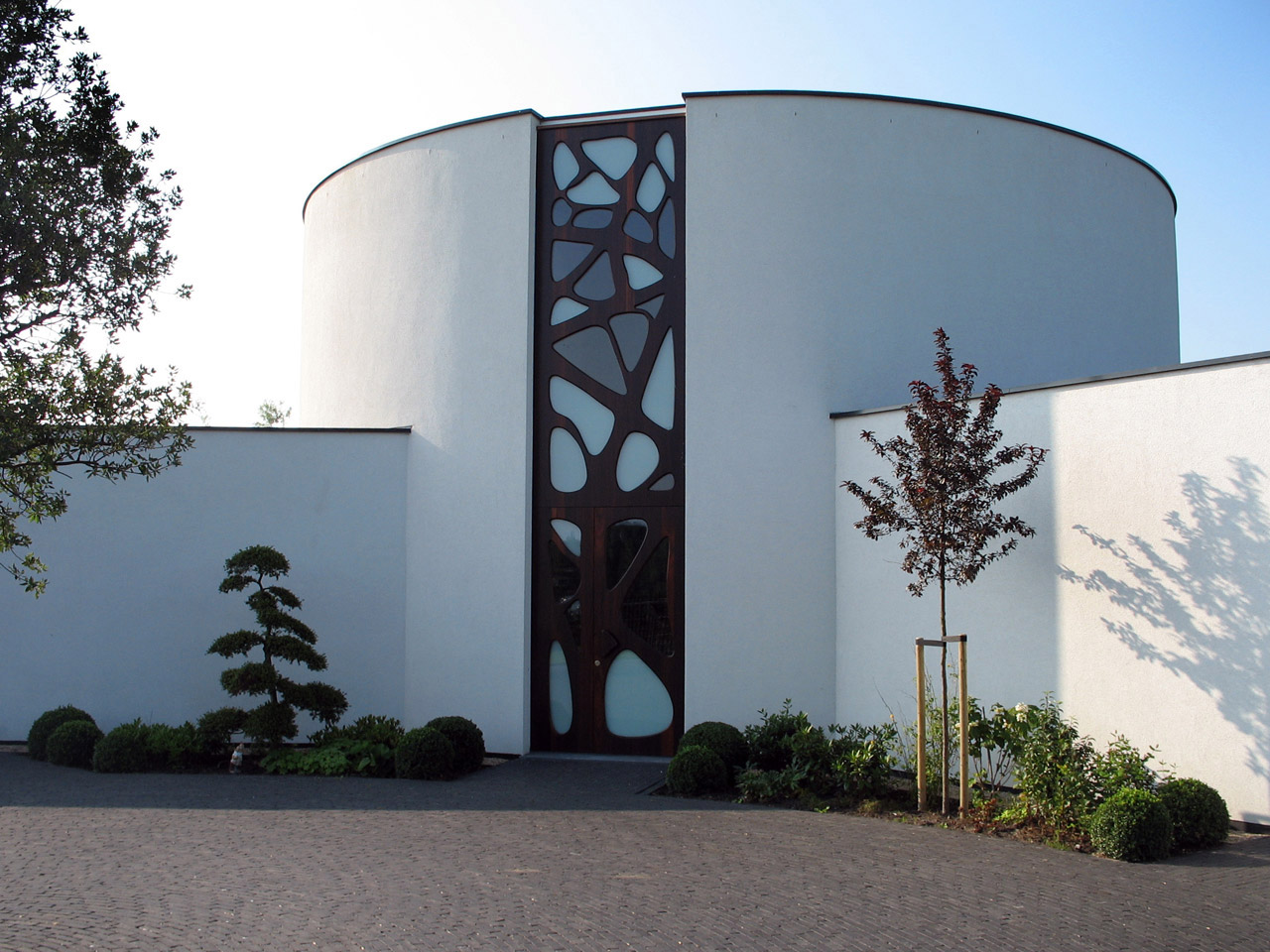 Front entrance in cylindrical centre of the house, connecting all spaces.