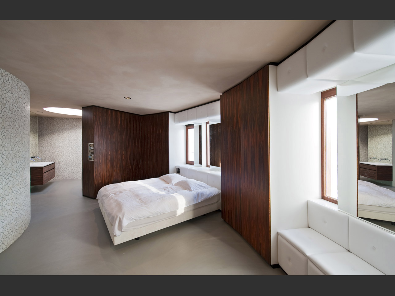 Bedroom with integrated cupboards made of rosewood and Skai leather.